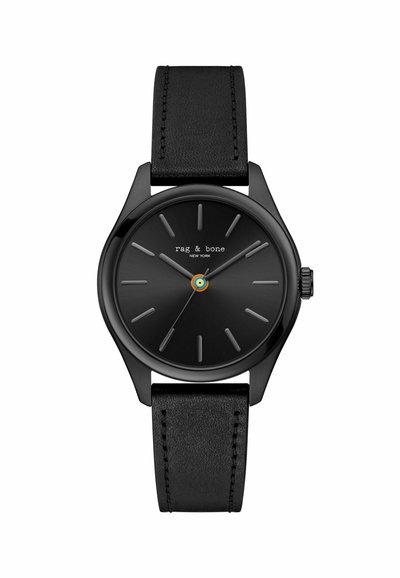Czarny analogowy zegarek na rękę z paskiem skórzanym, minimalistyczną tarczą bez cyfr, szarymi znacznikami godzin oraz napisem "rag & bone New York" na tarczy.