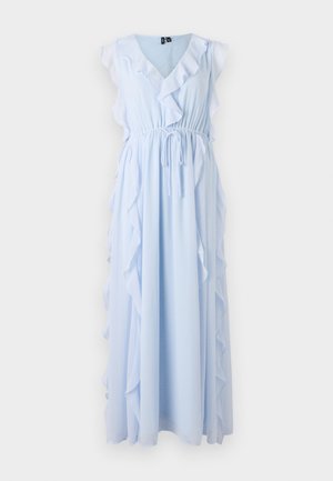 Abito maxi azzurro chiaro realizzato in tessuto fluido, presenta dettagli arricciati lungo il colletto e sui lati, con una vita elastica.