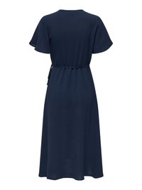 Tumesinist keskmise pikkusega kleit lühikeste lehvivate varrukatega ja vöökohal paelaga, näidatud tagant valgel taustal.