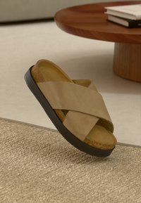 Sandalo beige con fascia incrociata, fondo in sughero e suola in gomma nera; materiale morbido simile alla pelle scamosciata; design leggero; stile casual.