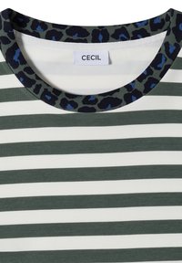 T-shirt à col rond avec des rayures horizontales blanches et vert foncé et un col vert foncé avec un motif léopard noir et bleu.