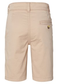 Shorts en coton beige avec une coupe droite, dotés d'une poche arrière unique et d'un accent de bouton en métal, texture lisse et bords ourlés.