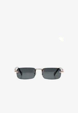 Schmale rechteckige dunkle Sonnenbrille mit randlosen grauen Gläsern und dünnen silbernen Bügeln auf weißem Hintergrund.