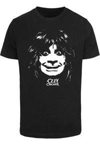 Juodas medvilnės marškinėliai su baltu piešiniu, vaizduojančiu veidą su didelėmis akimis ir plaukais. Žemiau esantis tekstas sako "Ozzy Osbourne" stilizuotu šriftu.