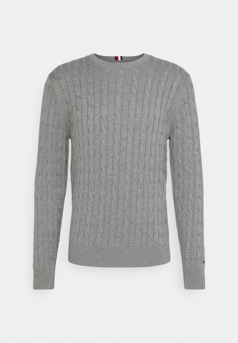 Pull gris clair à manches longues en maille torsadée avec col rond et poignets et ourlet en côtes sur fond blanc uni.