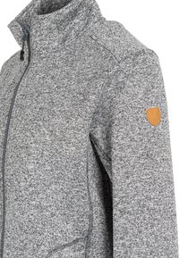 Grå fleecejacka med hög krage, dragkedjestängning och läderpatchdetalj på axeln. Har texturerad tyg och en figurnära design.