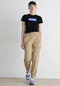 HUGO HISUNE - Kargopüksid - open beige