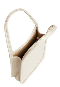 Piccola borsa a tracolla in pelle beige con una texture liscia, dotata di una sola tracolla e un design interno aperto. Forma minimalista e bordi senza cuciture.