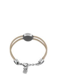 Pulsera de cuero beige con dos correas, con un cierre ovalado de plata y un pequeño colgante en forma de candado, textura suave y diseño minimalista.