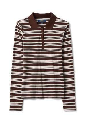 Polo à manches longues à rayures horizontales marron et blanc avec un col uni marron et une patte de boutonnage à quatre boutons.