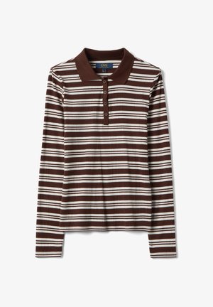 Polo à manches longues à rayures horizontales marron et blanc avec un col uni marron et une patte de boutonnage à quatre boutons.