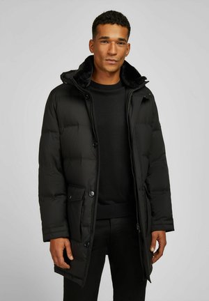 Schwarze Pufferjacke mit Reißverschluss und Knopfschluss, ausgestattet mit einer Kapuze, seitlichen Taschen und einem gesteppten Design. Glatte Textur, mittlere Oberschenkellänge.