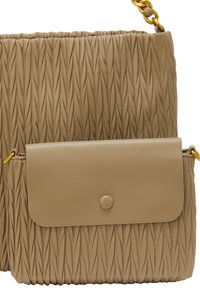 Beige vævet lædertaske med et struktureret design, der har en aftagelig lomme og en kæde i guldtonet. Glat klap med tryklås.