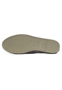 Suela de zapato en goma verde oliva con una superficie texturada, que presenta bordes redondeados y un contorno suave. Impresión del logo cerca del talón.