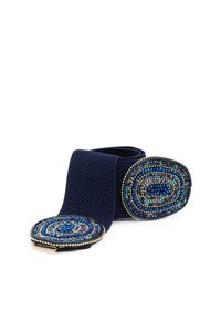 Cintura elastica blu navy con fibbie circolari decorate con perle blu che presentano disegni a spirale e accenti in tono oro.
