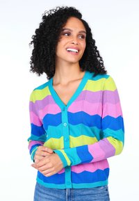 Farbiger Cardigan mit einem Zickzackmuster in Pink, Blau, Grün und Türkis. V-Ausschnitt-Design mit Knopfverschluss und gerippten Bündchen.
