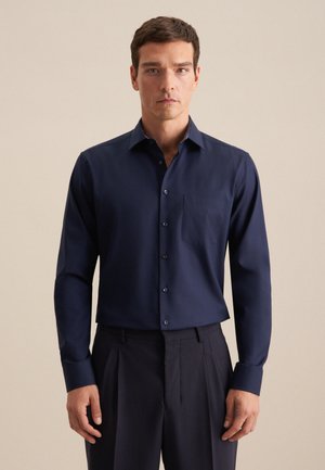 Marineblauwe katoenen dress shirt met lange mouwen, button-down kraag en één borstzak. Gladde textuur, slim fit en subtiele details op de kraag.