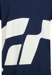 Tela azul marino con grandes formas geométricas abstractas blancas y audaces impresas por toda la superficie.