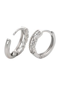 Orecchini a cerchio in argento con un design texturizzato su uno e una finitura liscia con gemme trasparenti sull'altro. Entrambi sono di forma circolare.