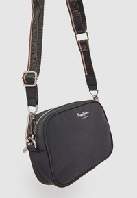 Černá obdélníková crossbody taška s logem Pepe Jeans London, nastavitelný popruh s kovovými přezkami a zipovým uzavíráním.