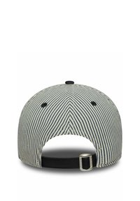 Gestreifte Mütze in Beige und Marineblau, mit einem schwarzen verstellbaren Riemen auf der Rückseite und einer runden Oberseite mit einem Knopf.