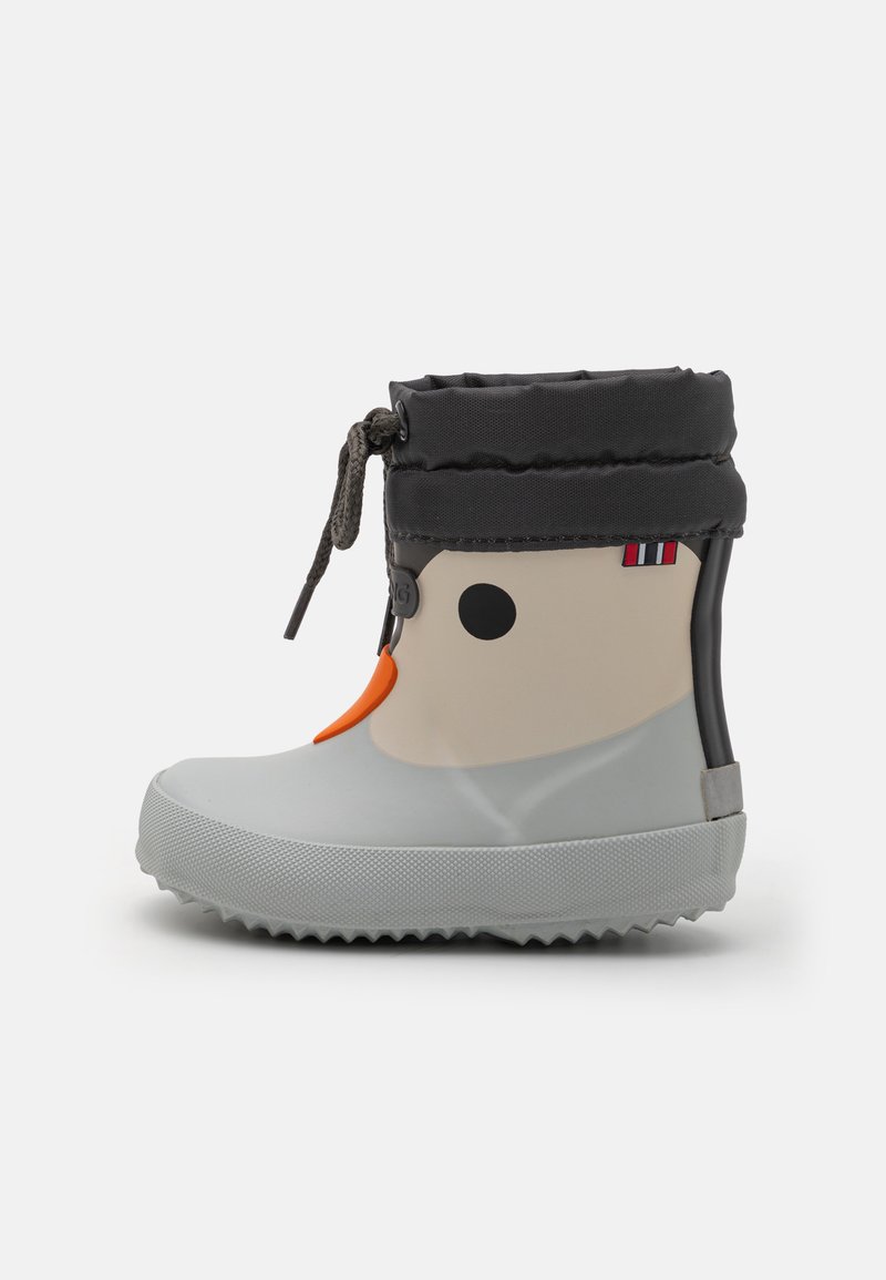 Botte enfant étanche avec un corps en caoutchouc gris et un détail de bec orange, un haut pliable noir et une semelle texturée pour une meilleure adhérence.