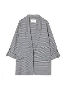 Blazer a scacchi bianco e nero con maniche a tre quarti, due tasche frontali e un colletto a punte. La texture del tessuto è liscia.