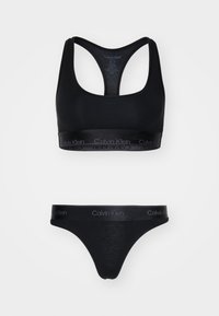 Czarny stanik Calvin Klein z okrągłym dekoltem i krojem sportowym, w zestawie z dopasowanym majtkami typu thong o niskim stanie z elastycznymi taśmami z logo.
