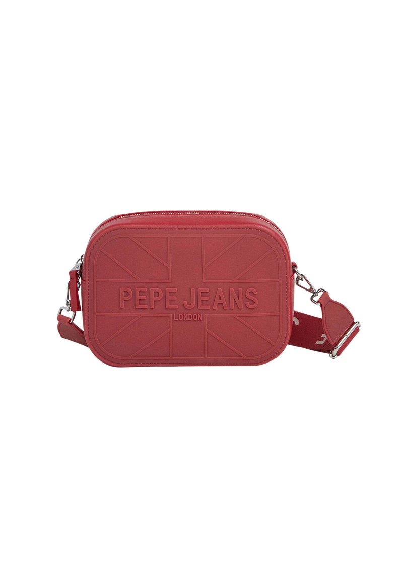 Röd crossbody-väska med präglat Union Jack-mönster, som har en dragkedjestängning och justerbar rem. Materialet verkar slätt med en matt finish.