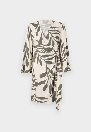 Leichtes Wickelkleid in Creme mit einem olivgrünen Blättermuster, ausgestattet mit Dreiviertelärmel und einem Bindegürtel in der Taille für eine verstellbare Passform.