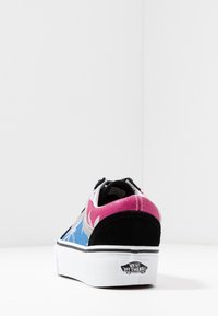 Baskets Vans multicolores avec une tige bleue et rose, des accents noirs, une semelle blanche et une étiquette logo sur le talon. Matériaux en daim et toile.