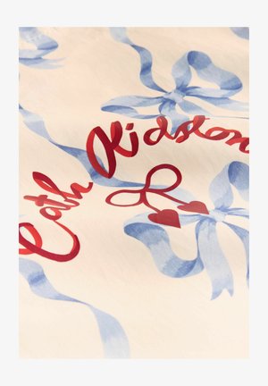 Kreemjas kangas sinise paela mustri ning punase tekstiga "Cath Kidston", millel on südamekujuline aksent ja vibu detailid.