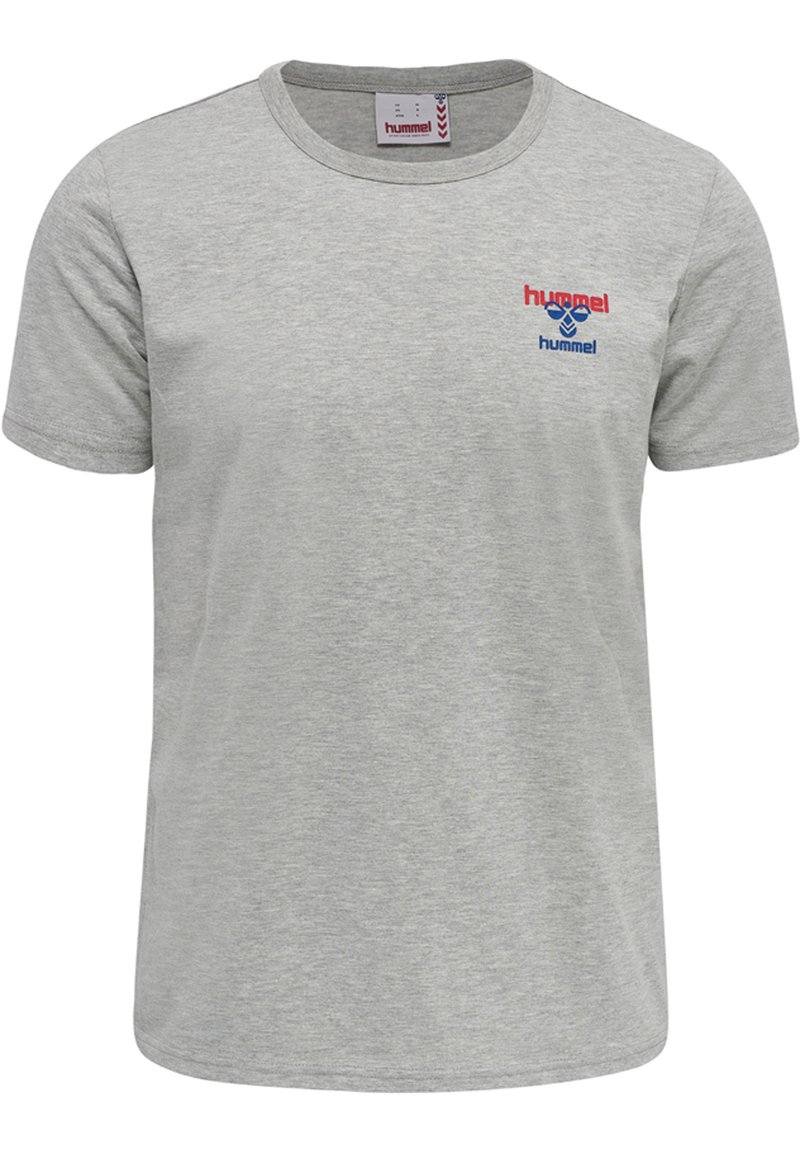 Szara bawełniana koszulka z okrągłym dekoltem, z małym czerwono-niebieskim logo "hummel" na lewej piersi. Krótkie rękawy i standardowy krój.