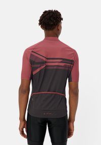 Maillot de cyclisme à manches courtes en bordeaux et noir, avec des motifs de rayures superposées, une fermeture éclair au col et un design de poche arrière.