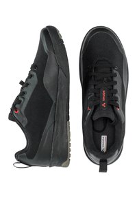 Sneaker nere con tomaia in tessuto testurizzato, dettagli in gomma grigia, suola spessa e rifiniture rosse sul logo e sugli occhielli.