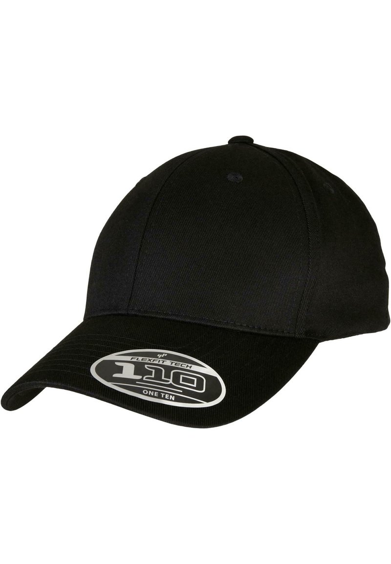 Căciulă neagră de baseball cu o vizieră curbată, fabricată dintr-un material texturat. Prezintă o etichetă pe care scrie "Flexfit Tech 110" în față.