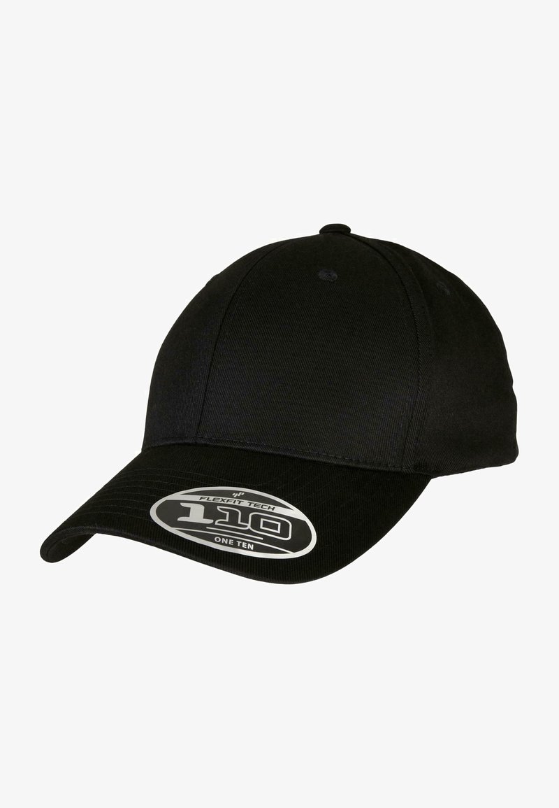 Svart baseball caps med en buet skjerm, laget av teksturert stoff. Har en etikett som viser "Flexfit Tech 110" foran.