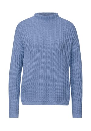 Jasnoniebieski prążkowany sweter z dzianiny z długimi rękawami i wysokim okrągłym dekoltem, prezentowany na białym tle.