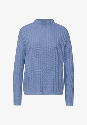 Jasnoniebieski prążkowany sweter z dzianiny z długimi rękawami i wysokim okrągłym dekoltem, prezentowany na białym tle.