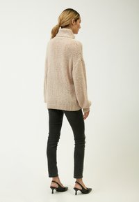 INFLUENCER TURTLENECK COZY  - Strickpullover - cappuccino
