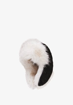 Gorro de piel sintética que presenta una combinación de colores negro y blanco, con una textura suave y esponjosa y un diseño redondeado, que proporciona una cobertura completa de la cabeza.
