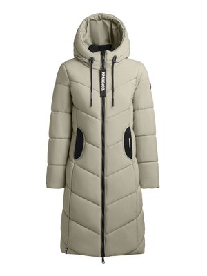 Puchowy długi płaszcz w jasnym beżu z kapturem. Posiada czarny zamek błyskawiczny, boczne kieszenie oraz pikowany wzór z akcentami w kształcie chevron.