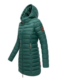 Chaqueta acolchada verde con capucha, patrón de acolchado vertical, dos bolsillos con cremallera y detalles de cuero en las mangas y la cremallera.