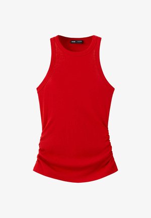 Débardeur rouge sans manches avec encolure ronde et léger froncé sur les côtés, présenté à plat sur fond blanc.