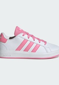 Scarpa sportiva bianca con dettagli rosa, dotata di tre strisce rosa, linguetta testurizzata e suola in gomma testurizzata per una migliore aderenza.