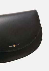Maradji Keresztpántos táska - black