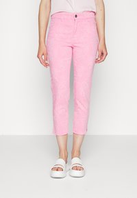 Pantalones cortos con estampado floral rosa, confeccionados con una mezcla de algodón, que presentan un diseño entallado, bolsillos frontales y cierre de botón en la cintura.