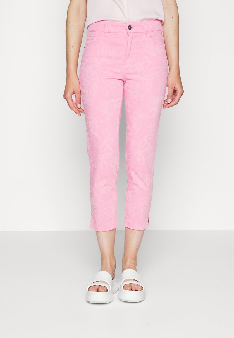 Pantalones cortos con estampado floral rosa, confeccionados con una mezcla de algodón, que presentan un diseño entallado, bolsillos frontales y cierre de botón en la cintura.