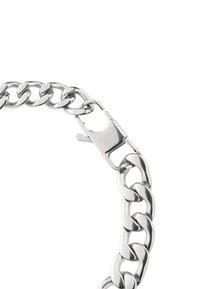 Pulsera de cadena de plata con eslabones entrelazados, que presenta un acabado pulido y un cierre marcado con "S. Stress 218TC."