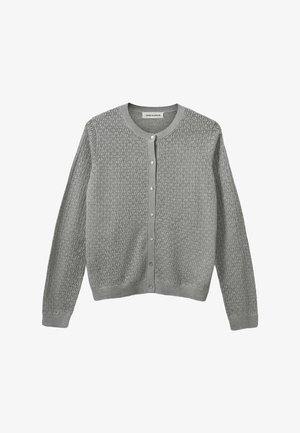 Svijetlosiva pletena kardigan sa teksturiranim uzorkom, okruglim izrezom i prednjim dugmadi. Ima dugačke rukave i rebraste manžete.